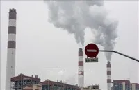 Khí thải bốc lên từ một nhà máy ở Thượng Hải, Trung Quốc. Ảnh tư liệu: AFP/TTXVN