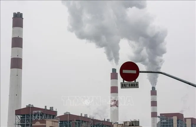 Khí thải bốc lên từ một nhà máy ở Thượng Hải, Trung Quốc. Ảnh tư liệu: AFP/TTXVN