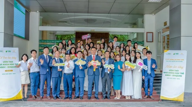 Đại diện Chứng khoán KB Việt Nam, lãnh đạo ĐHQGHN và 40 sinh viên xuất sắc được nhận học bổng kỳ 2023 - 2024