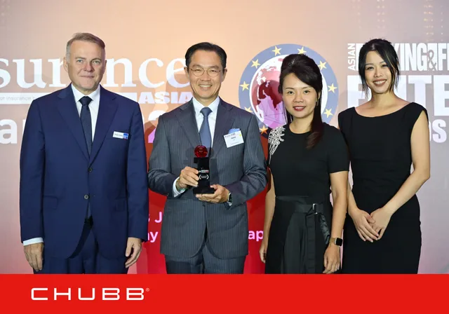 Ông Sang Lee, Chủ tịch Chubb Life khu vực Đông Nam Á &amp; New Zealand (thứ hai từ trái qua) tại Lễ trao Giải thưởng Bảo hiểm Châu Á năm 2025