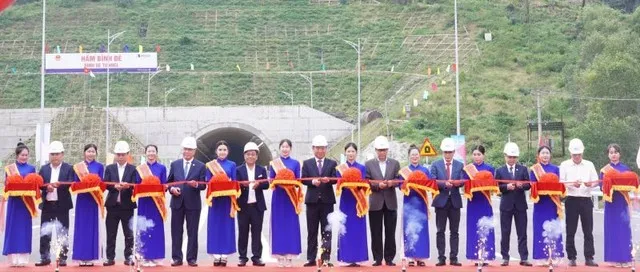 Cắt băng khánh thành cao tốc Quảng Ngãi-Hoài Nhơn