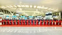 Phó thủ tướng thường trực Nguyễn Hòa Bình và các đại biểu thực hiện nghi thức cắt băng khánh thành.