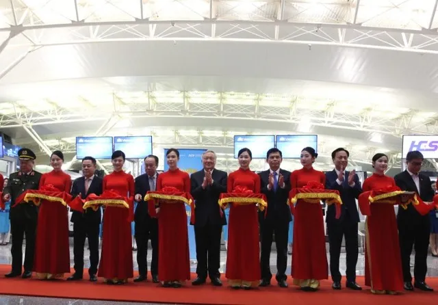 Phó Thủ tướng Thường trực Chính phủ Nguyễn Hòa Bình cắt băng khánh thành mở rộng Nhà ga hành khách T2 - Ảnh: VGP