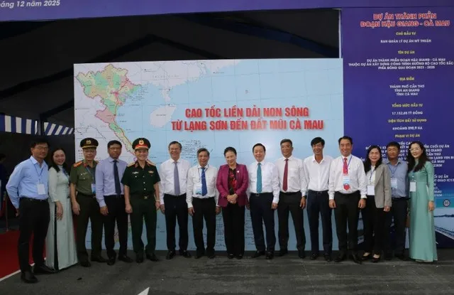 Nguyên Chủ tịch Quốc hội Nguyễn Thị Kim Ngân, Phó Thủ tướng Trần Hồng Hà dự lễ khánh thành tuyến chính dự án thành phần đoạn Cần Thơ - Hậu Giang và thông xe kỹ thuật đoạn Hậu Giang - Cà Mau thuộc dự án đường bộ cao tốc Bắc - Nam phía Đông. Ảnh: VGP