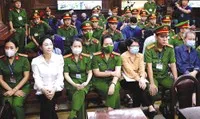 Trương Mỹ Lan (mặc áo trắng) và cựu Cục trưởng Cục Thanh tra, giám sát ngân hàng II (Cục II, thuộc NHNN) Đỗ Thị Nhàn tại tòa.
