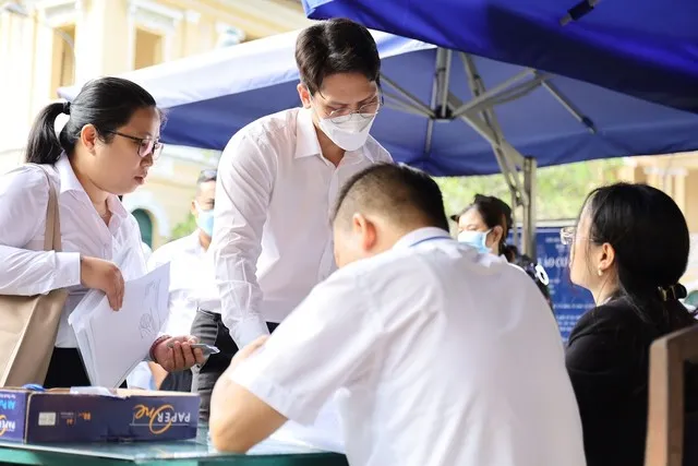 Ngoài các luật sư, phiên toà còn có khoảng 530 tổ chức, cá nhân được triệu tập với tư cách người có quyền, nghĩa vụ liên quan.
