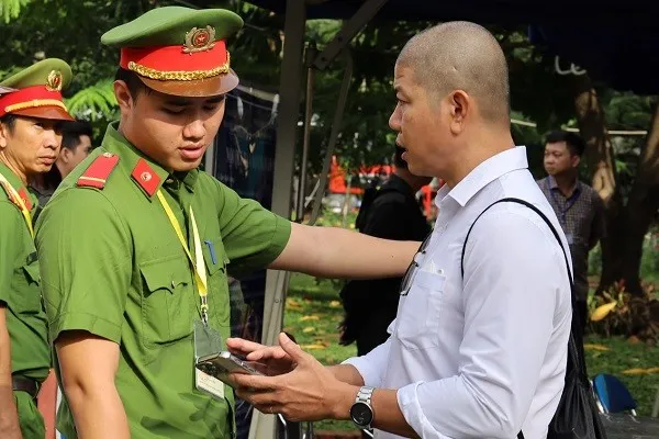Chỉ những người có giấy triệu tập của tòa được vào trong khu vực xét xử.