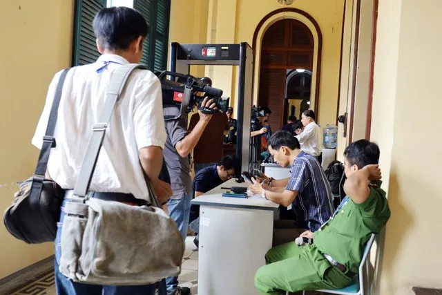 Phóng viên các cơ quan báo chí cũng phải đăng ký và thực hiện công tác kiểm tra trước khi vào khu vực tác nghiệp.