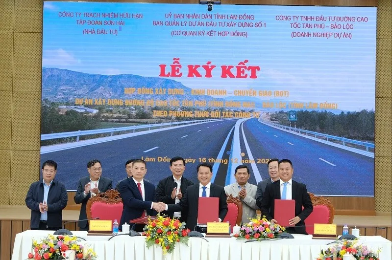 Lễ ký kết Hợp đồng xây dựng - kinh doanh - chuyển giao (BOT) đối với Dự án đường bộ cao tốc Tân Phú (tỉnh Đồng Nai) - Bảo Lộc (tỉnh Lâm Đồng) theo phương thức đối tác công tư (PPP). Ảnh: H.S 