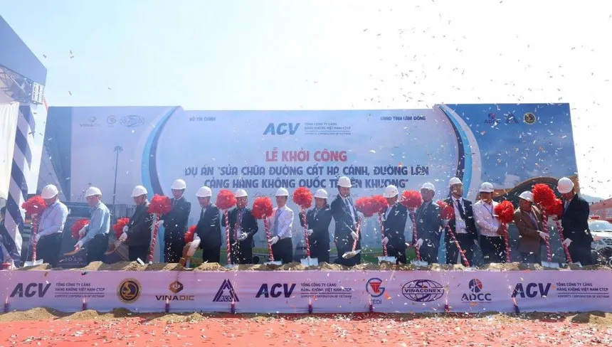 Các đại biểu thực hiện nghi thức triển khai Dự án. 