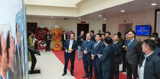 Các đại biểu tham quan Không gian trưng bày thành tựu kinh tế xã hội – khoa học kỹ thuật và đổi mới sáng tạo tỉnh Thái Nguyên.