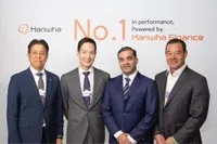 Ông Kim Dong Won - Chủ tịch kiêm Giám đốc Toàn cầu Hanwha Life (thứ hai từ trái qua) chụp ảnh cùng các đối tác quốc tế. Nguồn: Hanwha