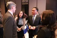Phó chủ tịch UBND TP.HCM Nguyễn Lộc Hà trao đổi với các quỹ đầu tư quốc tế bên lề hội nghị - Ảnh: P.Q