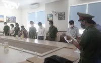Cơ quan chức năng đọc lệnh khởi tố, bắt giam ông Trí và những người liên quan tại trụ sở CDC Đắk Lắk sáng 27/5.