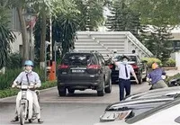 Sáng 7/6, lực lượng chức năng tới nhà riêng Bộ trưởng Bộ Y tế Nguyễn Thanh Long làm nhiệm vụ. (Ảnh: Phạm Kiên/TTXVN)