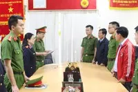 Cơ quan Cảnh sát điều tra Công an tỉnh Sơn La thi hành khởi tố vụ án, khởi tố bị can đối với Trương Minh Tuấn (áo đen bên phải) _ Ảnh: BCA