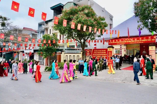 Không khí rộn ràng tại Khu vực bỏ phiếu số 16, khu Hồng Hà 3, Phường Hạ Long, tỉnh Quảng Ninh.