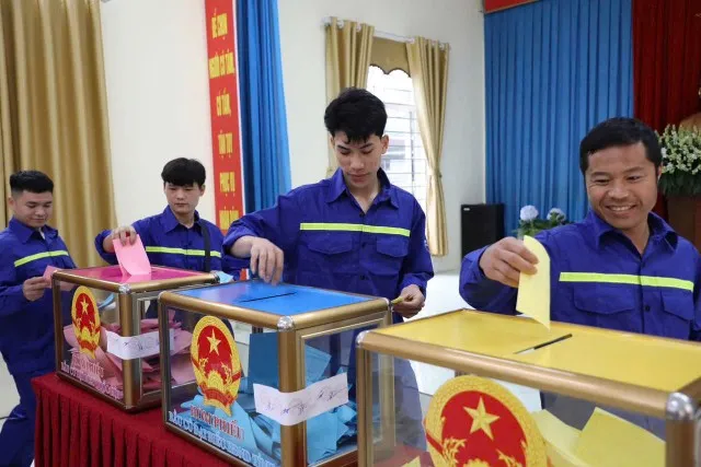 Hình ảnh những người thợ mỏ trong màu áo công nhân có mặt tại điểm bỏ phiếu từ sớm đã góp phần tạo nên nét rất riêng của ngày hội bầu cử ở vùng than.