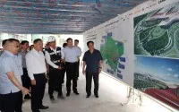 Phó Thủ tướng Thường trực Chính phủ Phạm Gia Túc nghe báo cáo về tiến độ dự án đầu tư mở rộng Cảng hàng không quốc tế Phú Quốc - Ảnh: VGP.