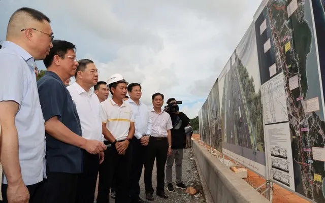 Phó Thủ tướng Thường trực Chính phủ Phạm Gia Túc nghe báo cáo về tiến độ dự án đầu tư mở rộng đường tỉnh ĐT.975.Ảnh: VGP.
