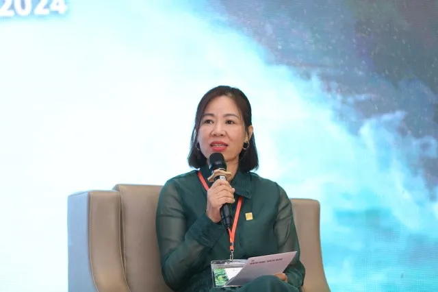 Bà Lê Thị Hồng Na, Giám đốc Chiến lược về Phát triển Bền vững, Công ty cổ phần Đầu tư và Xây dựng Phúc Khang phát biểu tại Hội thảo