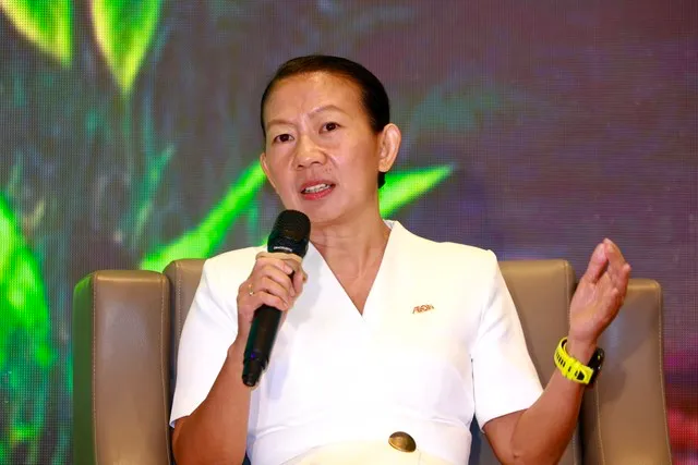 Bà Nguyễn Thị Ngọc Huệ, Giám đốc Quản trị chiến lược Nguồn nhân lực, Truyền thông Đối ngoại và Phát triển bền vững, AEON Việt Nam phát biểu tại Hội thảo