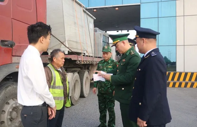 Các đơn vị chức năng kiểm tra hàng hoá thông qua cửa khẩu Bắc Luân II.