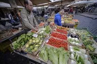 Một khu chợ ở Rome, Italy. Ảnh: AFP/TTXVN