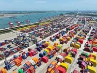 Quang cảnh cảng hàng hóa ở tỉnh Giang Tô, Trung Quốc. Ảnh: THX/TTXVN
