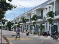 Dãy phố dài vắng vẻ tại khu nhà ở xã hội Richhome 3. Ảnh: Việt Dũng.