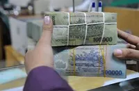Khách hàng gửi lãi suất tiền gửi đang ngày càng nhận được ít lãi suất hơn. Ảnh: PV.