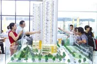 Lãi suất tăng cao khiến người mua nhà e dè khi xuống tiền.