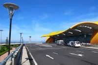 Dự án Nâng cấp Cảng hàng không Liên Khương có tổng vốn gần 5.000 tỷ đồng, đang được triển khai nhằm đưa Liên Khương trở thành cảng hàng không quốc tế.