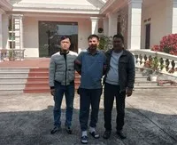 Đối tượng Vũ Huy Toàn (đứng giữa) bị bắt giữ khi đang lẩn trốn tại thành phố Móng Cái, tỉnh Quảng Ninh.