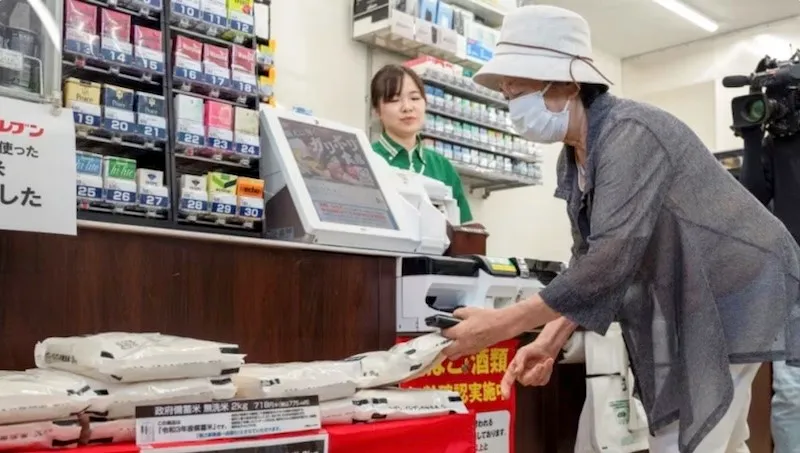 Người tiêu dùng chọn mua gạo dự trữ của chính phủ Nhật Bản được bày bán tại một cửa hàng tiện lợi Seven-Eleven Japan ở thủ đô Tokyo vào ngày 17/6/2025. Ảnh: AFP
