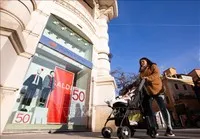 Một cửa hàng treo biển giảm giá tại Rome, Italy. (Ảnh: THX/TTXVN)