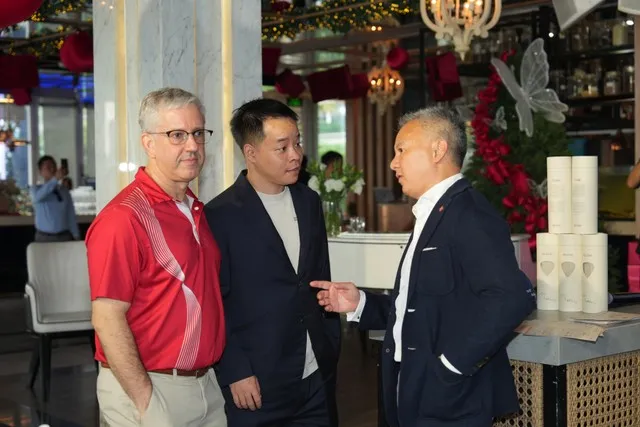 Các chuyên gia, nhà đầu tư trao đổi bên lề sự kiện