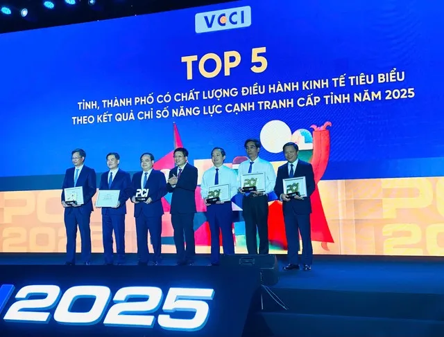 Ông Hồ Sỹ Hùng, Chủ tịch VCCI (ở giữa) trao chứng nhận và kỷ niệm chương cho lãnh đạo 5 tỉnh, thành phố có chất lượng điều hành kinh tế tiêu biểu theo kết quả chỉ số PCI 2025. Ảnh H.Y