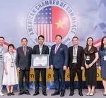 Ông Marc E. Knapper, Đại sứ Mỹ tại Việt Nam trao Giải thưởng cho đại điện AIA Việt Nam