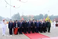 Đoàn đại biểu Ban Chấp hành Trung ương Đảng, Chủ tịch nước, Quốc hội, Chính phủ, Ủy ban Trung ương Mặt trận Tổ quốc Việt Nam tưởng niệm Chủ tịch Hồ Chí Minh. (Ảnh: An Đăng/TTXVN)