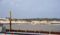 Các đơn vị nhà thầu đang thi công các hạng mục bến số 1 và vũng quay tàu. Ảnh: Trường Nhật