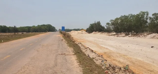 Dự án đầu tư xây dựng Quốc lộ 15D đoạn từ Cảng Mỹ Thủy đến cao tốc Cam Lộ – La Sơn đang được triển khai thi công xây dựng