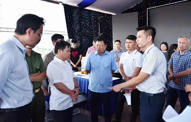 Ông Lê Trung Kiên, Phó chủ tịch UBND TP. Hải Phòng kiểm tra công tác chuẩn bị lễ khởi công Dự án đầu tư và xây dựng kinh doanh kết cấu hạ tầng Khu công nghiệp Thuỷ Nguyên (giai đoạn 1).