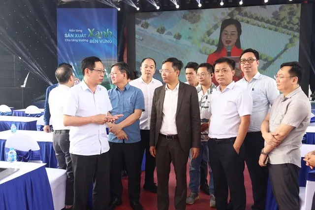 Ông Vũ Tiến Phụng, Phó chủ tịch UBND TP. Hải Phòng kiểm tra công tác chuẩn bị khởi công Dự án đầu tư xây dựng, kinh doanh kết cấu hạ tầng Khu công nghiệp Hoàng Diệu.