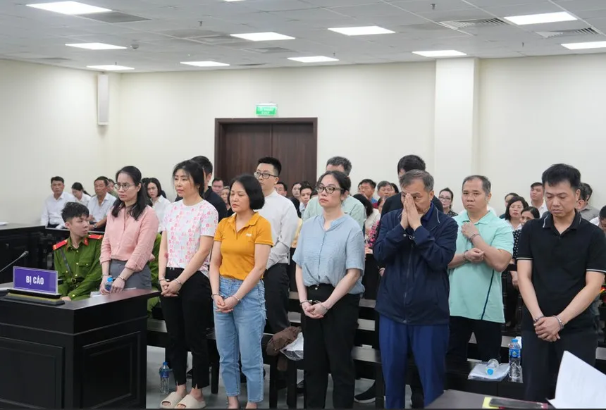 Có 13 bị cáo bị đưa ra xét xử trong phiên tòa sơ thẩm 