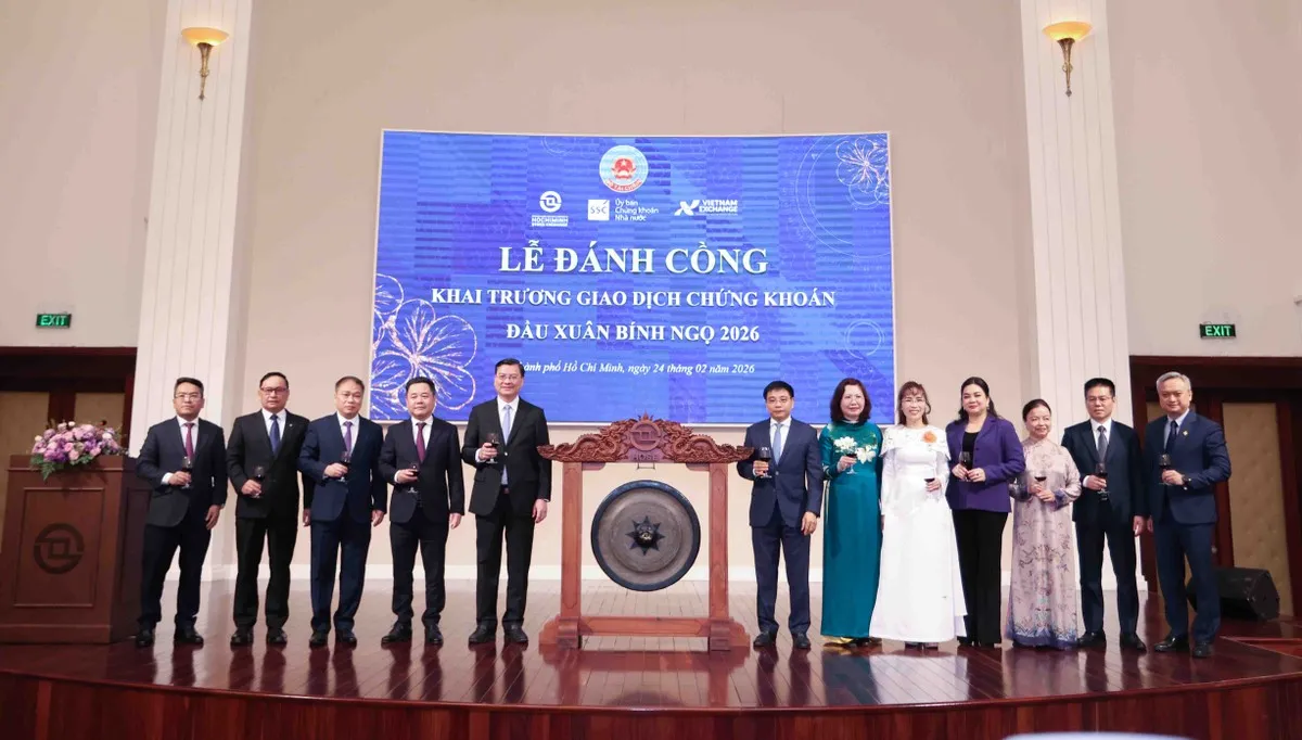 Các đại biểu cùng chúc một năm Bính Ngọ thị trường chứng khoán giao dịch sôi động, “mã đáo thành công”.