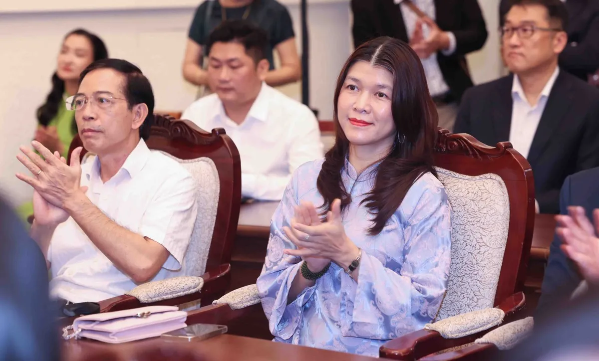 Các doanh nghiệp lớn và nhà đầu tư tham dự trong không khí phấn khởi, tin tưởng vào đà tăng trưởng tích cực của thị trường.