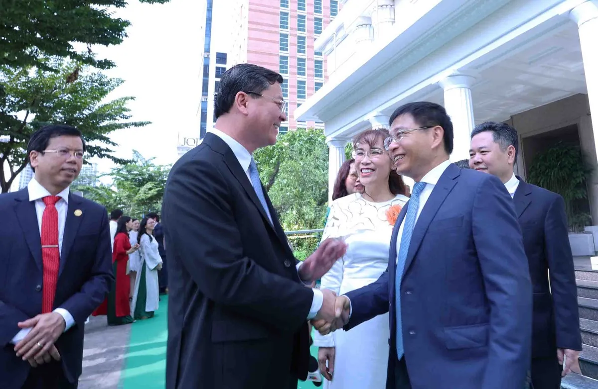 Bộ trưởng Bộ Tài chính Nguyễn Văn Thắng cùng ông Nguyễn Công Vinh, Phó Chủ tịch UBND TP.HCM.