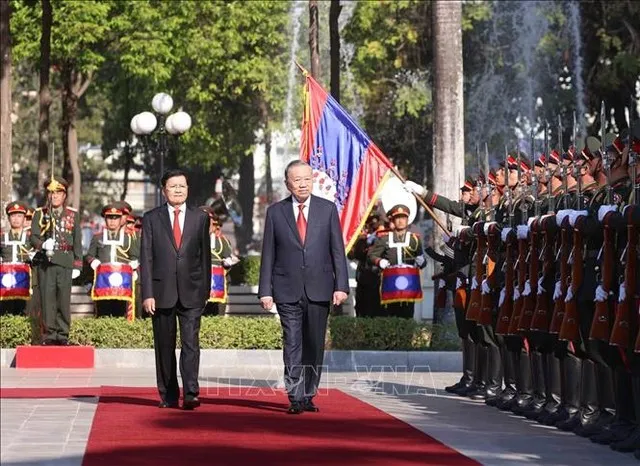 Tổng Bí thư Tô Lâm và Tổng Bí thư, Chủ tịch nước Lào Thongloun Sisoulith duyệt Đội danh dự Quân đội nhân dân Lào - Ảnh: TTXVN