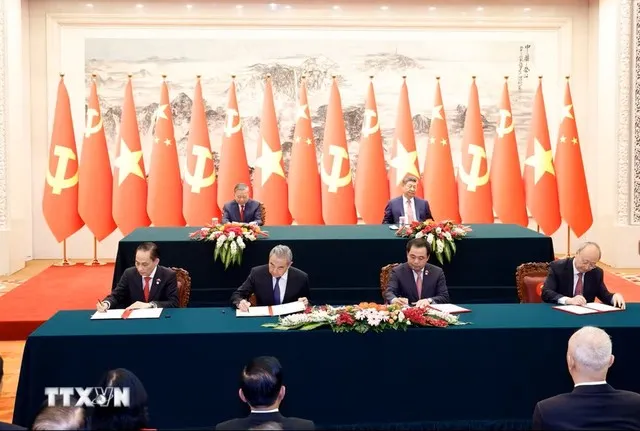 Đồng chí Lê Hoài Trung, Ủy viên Bộ Chính trị, Bộ trưởng Ngoại giao và đồng chí Vương Nghị, Ủy viên Bộ Chính trị, Bộ trưởng Ngoại giao Trung Quốc ký Bản ghi nhớ về hợp tác trong khuôn khổ Sáng kiến an ninh toàn cầu giữa Chính phủ hai nước; Đồng chí Trần Đức Thắng, Ủy viên Bộ Chính trị, Bí thư Thành ủy Hà Nội và đồng chí Doãn Lực, Ủy viên Bộ Chính trị, Bí thư Thành ủy Bắc Kinh ký Bản Ghi nhớ hợp tác hai thủ đô Hà Nội và Bắc Kinh, giai đoạn 2026-2030. (Ảnh: Thống Nhất/TTXVN)
